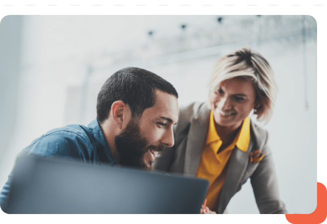 un homme et une femme en pleine discussion