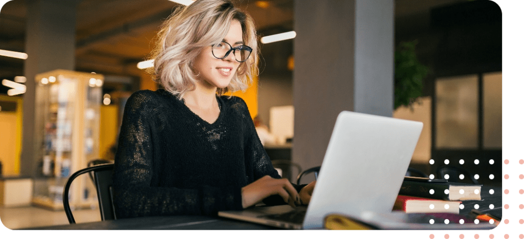 Femme lunette travaillant avec son pc