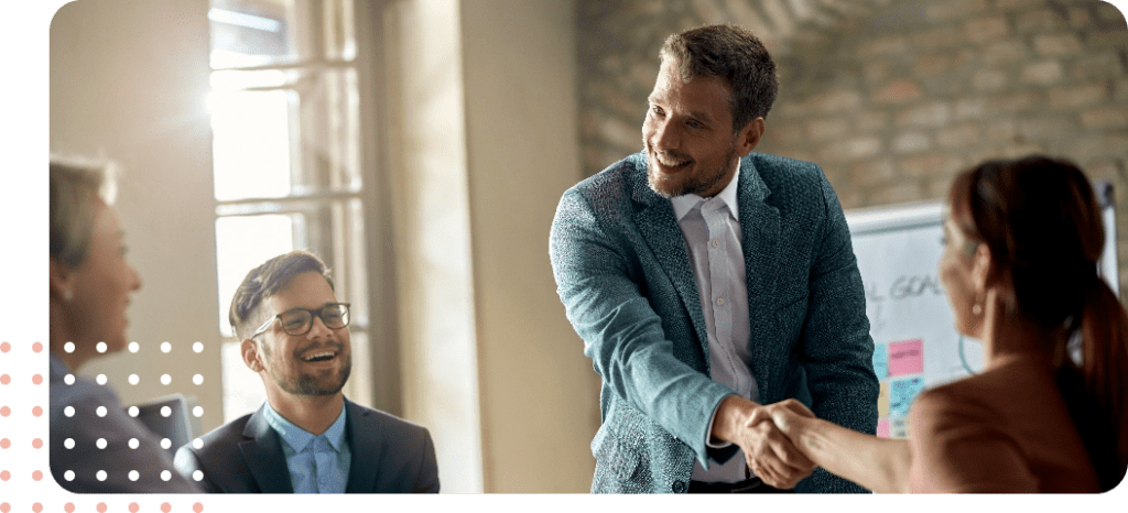 Reunion avec un homme souriant en train de serrer la main d'une autre personne