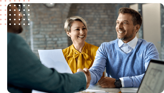 Un homme et une femme souriant